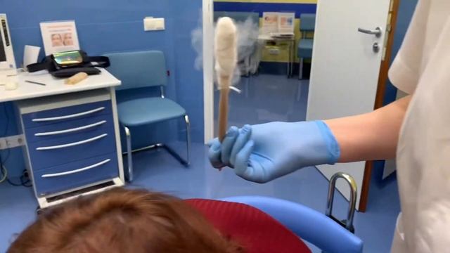 Криомассаж кожи головы. Процедуру проводит врач-косметолог Федорова Анна Евгеньевна.