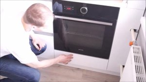 Белая кухня со встроенным холодильником