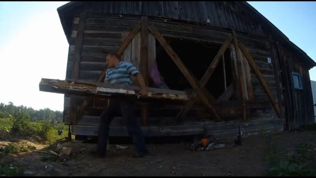 ВЫПИЛИВАЮ ГНИЛЫЕ ВЕНЦЫ И СТАВЛЮ НА ДОМКРАТЫ.МОЙ ЭПИЧЕСКИЙ РЕМОНТ ДОМА