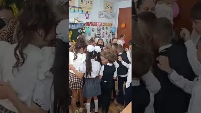 16 школа город Камышин,выпускной начальной школы прощание с учителем!!???