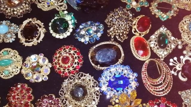 Чешская и советская бижутерия, много брошей, шкатулки и другая красота