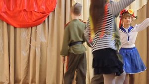 Украинский танец.Танцуют девочки 2-го класса.