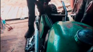 Снимаем ось маятника и амортизаторы на мотоцикле Иж Планета 1