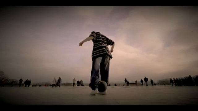 Чемпион мира по футбольному фристайлу.flv смотреть онлайн