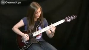 Девочка играет на электрогитаре