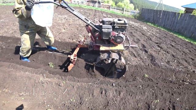 БЫСТРАЯ ПОСАДКА КАРТОШКИ МОТОБЛОКОМ В БОРОЗДЫ, ДВУХРЯДНЫЙ ОКУЧНИК С ГРУНТОЗАЦЕПАМИ.