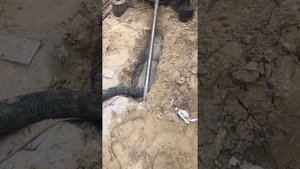 Горизонтальный прокол в действии. Бурение под дорогой