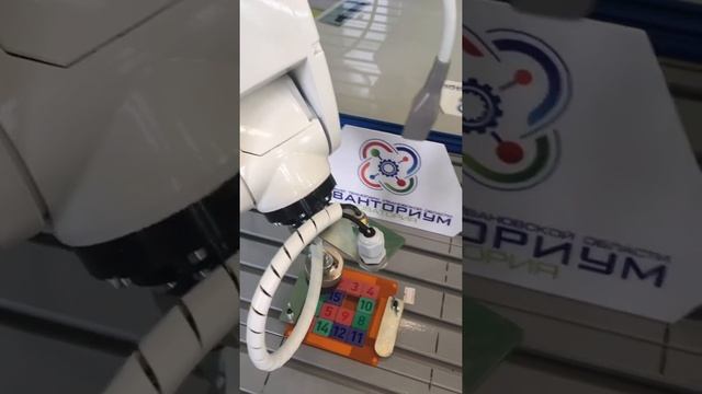 Роборука Kuka собирает пятнашки в кванториуме Новатория | Robot Kuka solves 15 puzzle