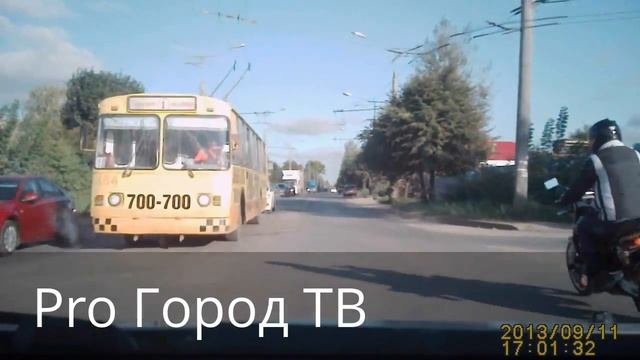 В Йошкар-Оле мотоциклист на полном ходу врезался в Renault