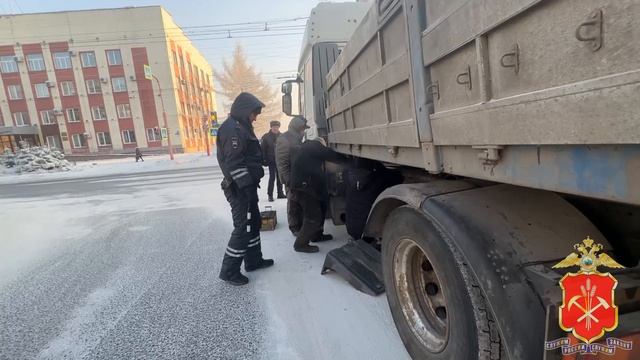 В Ленинске-Кузнецком автоинспекторы помогли водителю сломавшегося в пути грузовика