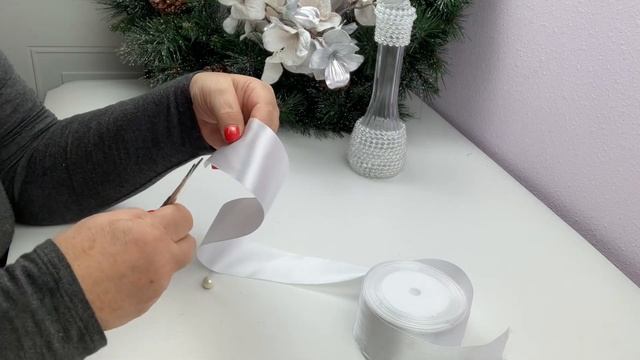 Необыкновенно нежный Новогодний цветочек на вазочке. Прекрасный подарок на Новый год. смотреть онлайн