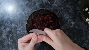 Салат из свеклы, с чесноком и майонезом. Простой, но очень вкусный рецепт . САЛАТ за 5 минут!