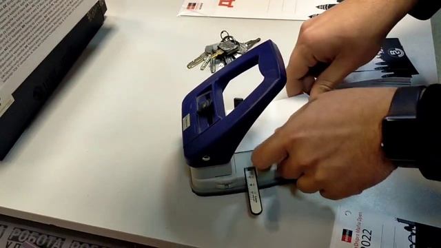 Как делать дырки на бейджи дыроколом Полиграфический дырокол смотреть онлайн