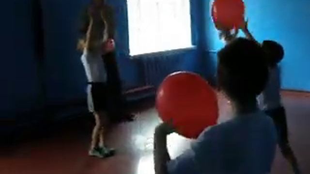 Web-вітрина «Спорт заради розвитку» - Дистанційні уроки-волейбол з кульками - Донецька область смотреть онлайн