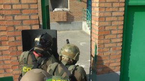 вход штурмовой группы со щитом в домовладение