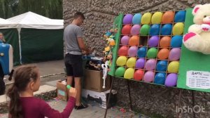 Дартс Ева лопает воздушные шары и выигрывает приз