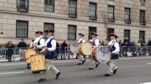 Марш Yankee Doodle на параде ко Дню Святого Патрика в Нью-Йорке