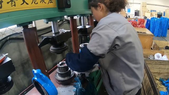 Процесс производства дисковых затворов на фабрике в Китае. Дисковые поворотные затворы смотреть онлайн