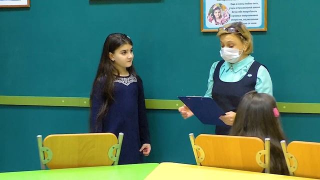 Мой разноцветный мир  выставка рисунков Беллы в Сланцевской детской библиотеке.