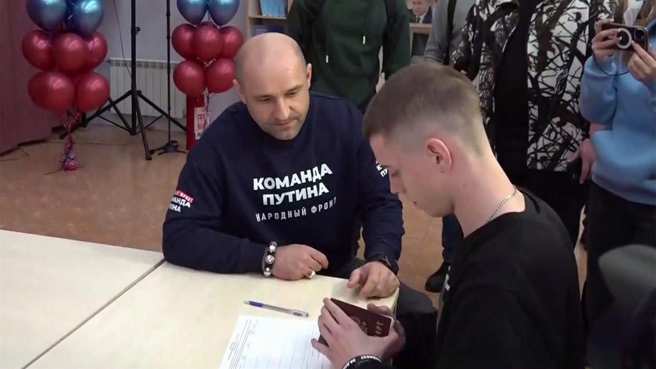 В Донецке Артем Жога встретился с волонтерами, участвующими в сборе подписей в поддержку президента