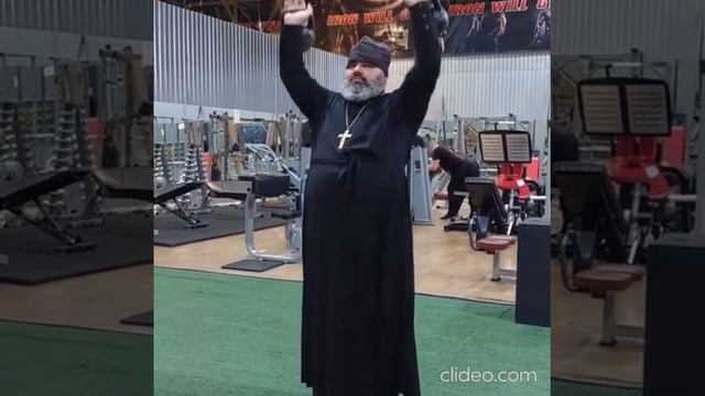 Батюшка в качалке!) Показал мастер класс. Это Господь Господь и Иисус Христос!