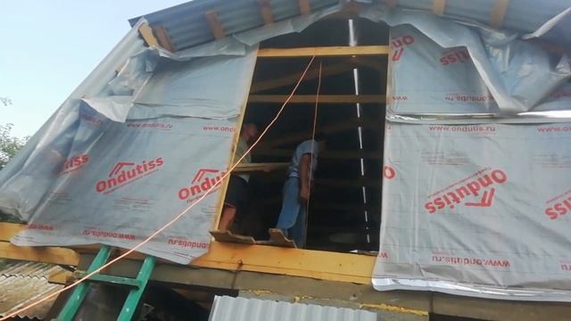 Накрываю кровлю на коровнике\крутим профнастил.Мансарда двускатная ломанная.Деревенская жизнь. смотреть онлайн