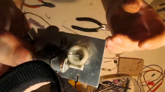 DIY робот жук своими руками. How to make a do-it-yourself mini robot bug смотреть онлайн