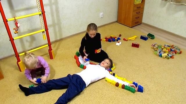 ИГРЫ с кубиками и конструктором | Создаем образ человека на полу | Kids Games смотреть онлайн