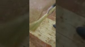 Самый быстрый способ удалить старую краску с пола