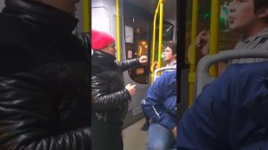 ЖЕНЩИНА ДАЛА ПО МОРДЕ КОНДУКТОРУ .  ОЛЕГ, ОНИ ОПЯТЬ НА МЕНЯ НАПАЛИ ВСЕМ АВТОБУСОМ