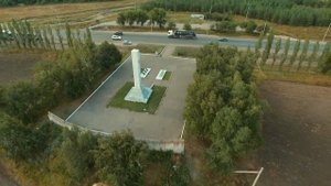 Мы, у памятника Воинам - водителям, трасса Саратов - Волгоград