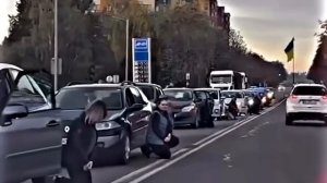 Вот как на Украине?? провожают в последний путь воинов,отдавших жизнь за свободу!??