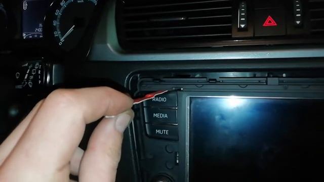 Снятие магнитолы Skoda Rapid смотреть онлайн