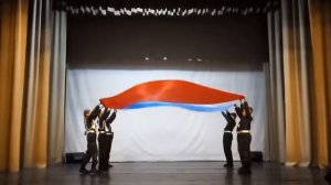 номер с полотнами