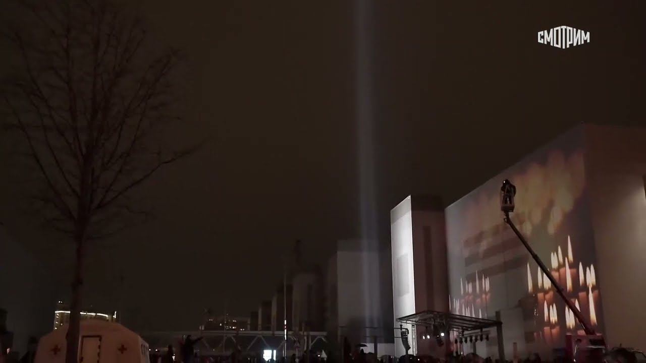 Столп света устремился в ночное небо рядом с "Крокус Сити Холлом", где проходит траурная церемония. смотреть онлайн