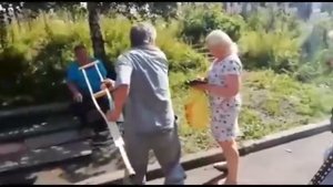 Дед ударил бабку лопатой!