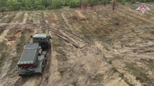 Военнослужащие расчета РСЗО «Град» ЦВО поразили районы скопления живой силы и техники ВСУ смотреть онлайн
