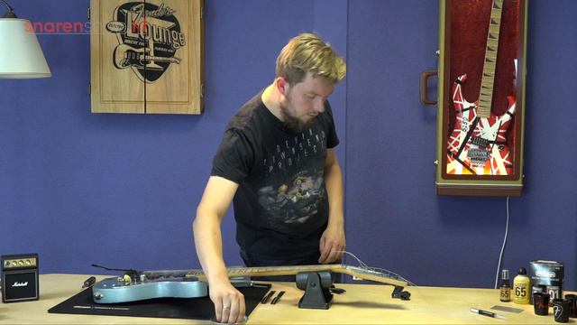 Snaren Installeren op een Elektrische Gitaar met Floyd Rose Tremolo - Snarenshop.nl смотреть онлайн