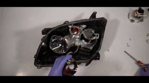 Регенерация рефлекторных линз в фарах для Toyota Avensis T25. Ремонт лампы, полировка фар.