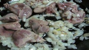 Салат из куриной печени с апельсином и рукколой