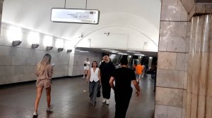 Станция метро Курская кольцевой линии в Москве коричневой ветки, обзор внутри вестибюля остановки