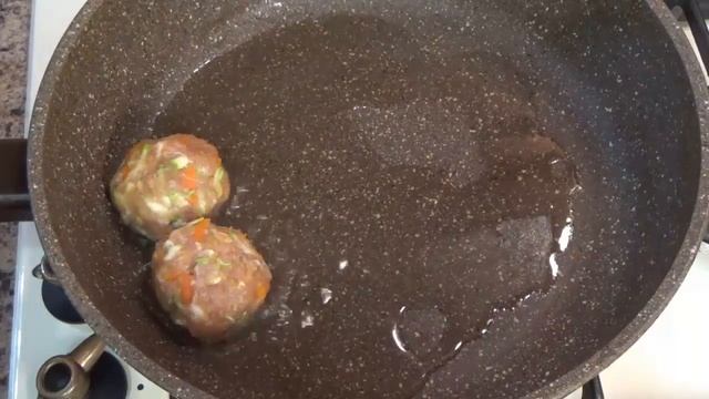 В тефтелях рис заменила тертым кабачком. Они получаются невероятно нежными, легкими и вкусными