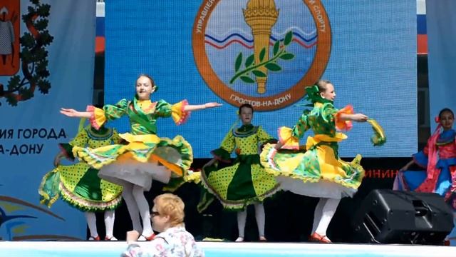 Ансамбль Лебедушки - танец "Озорницы" (Ростов-на-Дону, Театральная площадь, 01.05.2017) смотреть онлайн