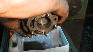 Хонингование цилиндра по принципу притира/ Cylinder honing
