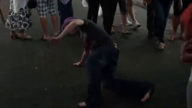 Укурок зажигательно танцует на Walking Street