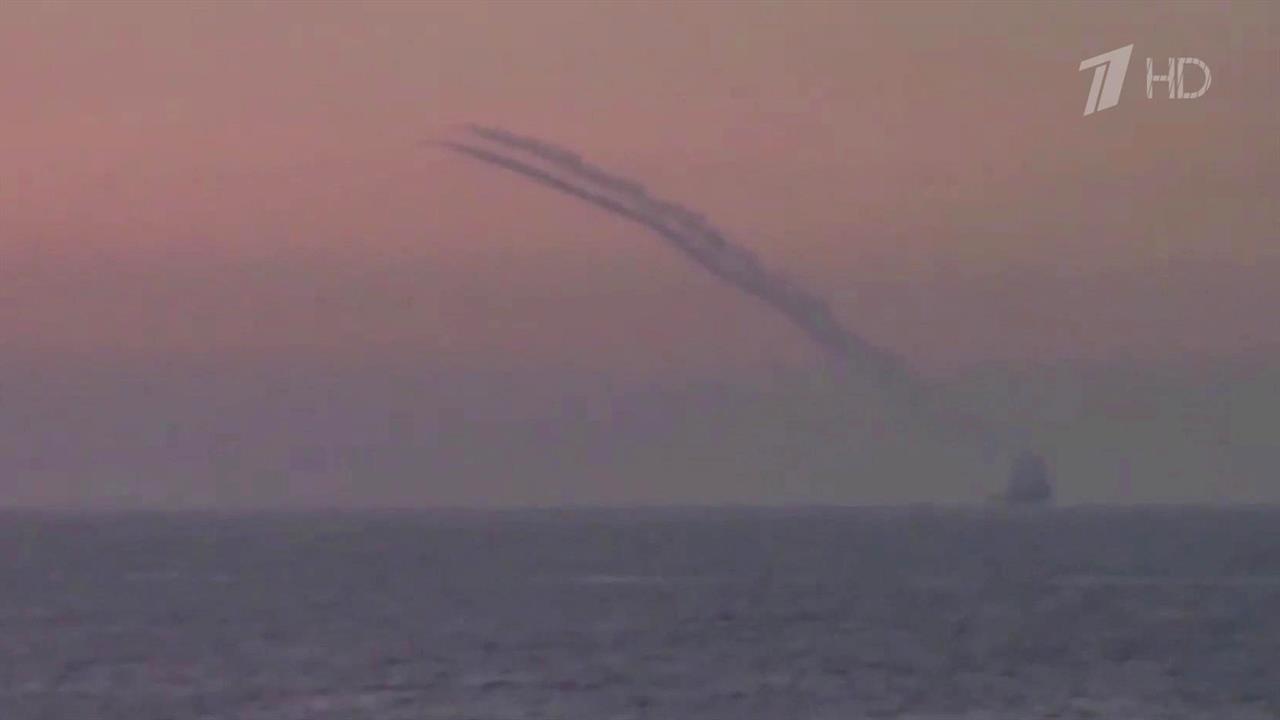 Экипаж подлодки из Черного моря двумя ракетами "Калибр" нанес удар по целям на Украине
