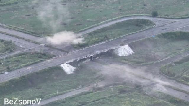 Уничтожение украинского опорника на Авдеевском направлении..mp4 смотреть онлайн