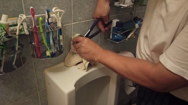 Установка сливного крана для писсуара