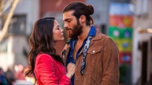 Can Yaman le preguntó a Demet Özdemir ¿Nos casamos? delante de todos