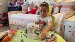 Ангелина решила стать ДИЗАЙНЕРОМ для БАРБИ! Sewing machine for Barbie!